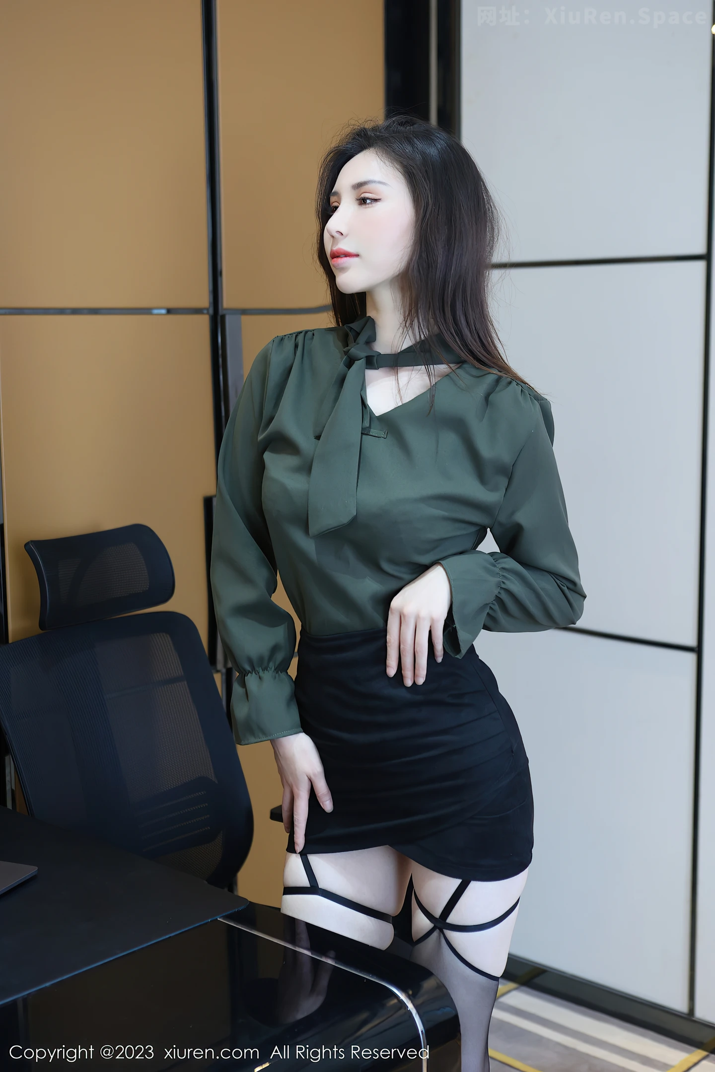 图片[5]-[XiuRen秀人网]2023.06.02 VOL.6844 王曼柔 OL制服与黑色内衣加黑丝美腿性感私房写真集-秀人网官方网站